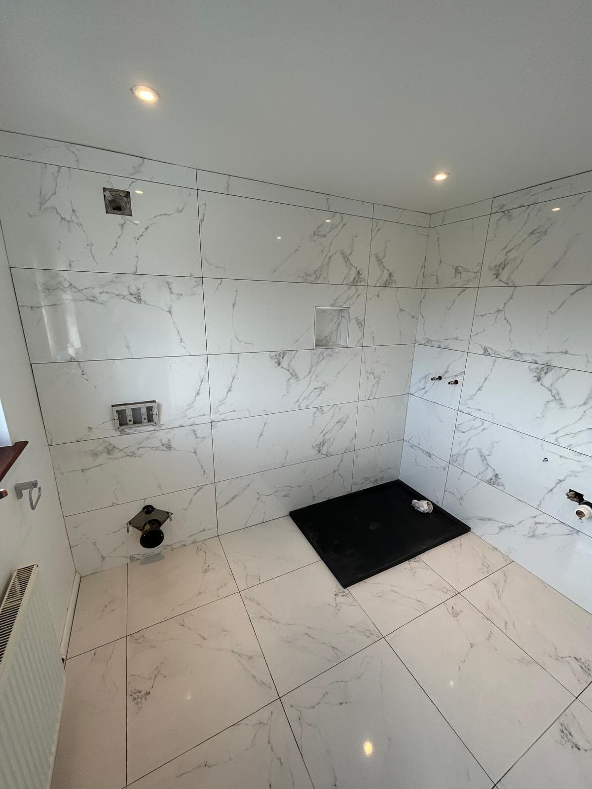 Marble tiled bathroom by Vickers Tiling